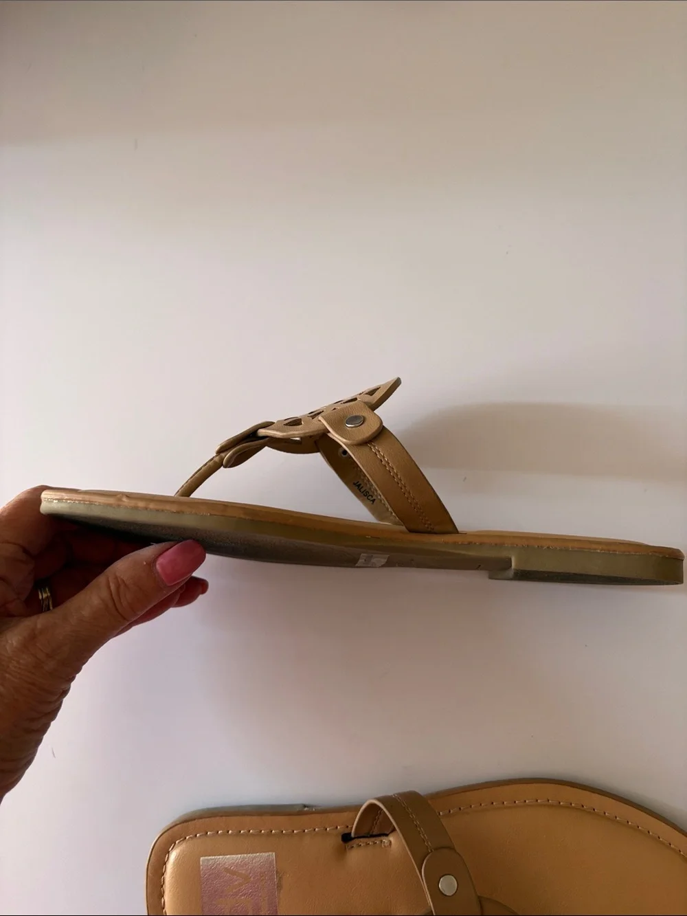 Dolce Vita Women's Tan Cutout Thong Sandals - Casual Slip-On Comfort size 6
